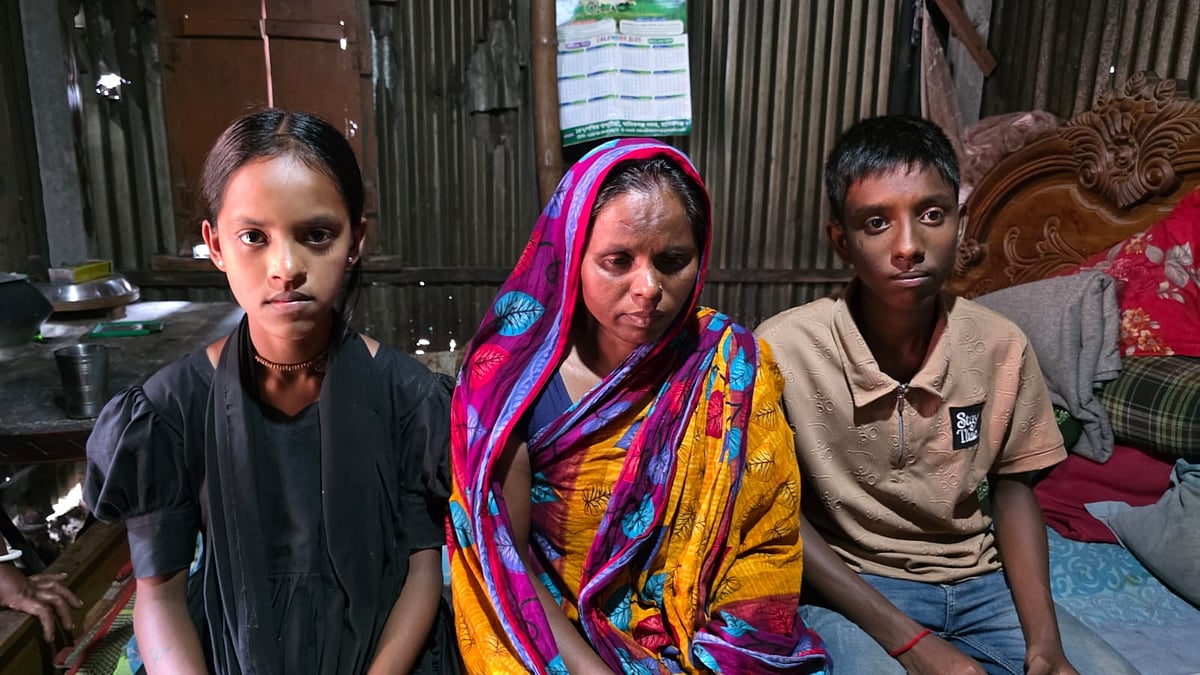 ‘ওরা আমার স্বামীরে মাইরা ফ্যানের লগে ঝুলাইয়া রাখছে’