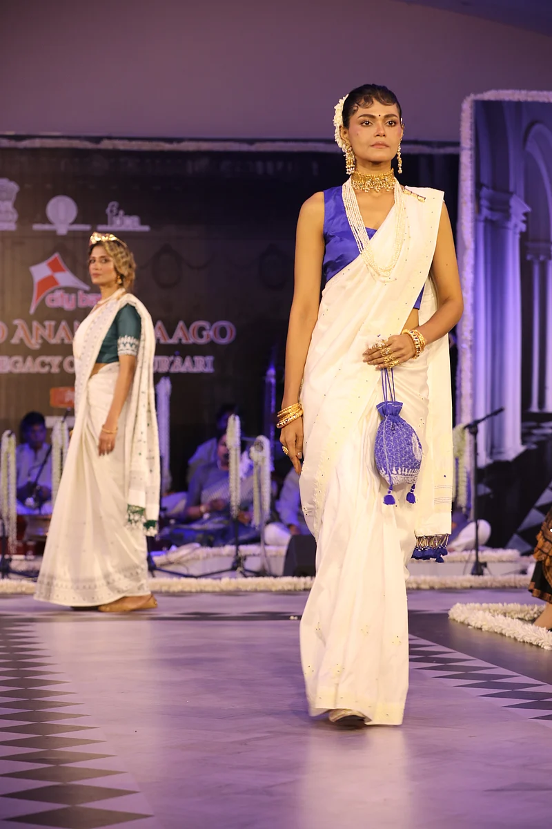 প্রতিমা দেবী ও দেবী চৌধুরানীর সাজে দুই মডেল