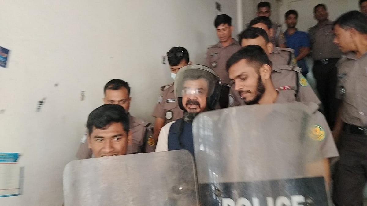 হত্যাচেষ্টা মামলায় আবার রিমান্ডে সাবেক সেনা কর্মকর্তা আফজাল নাছের