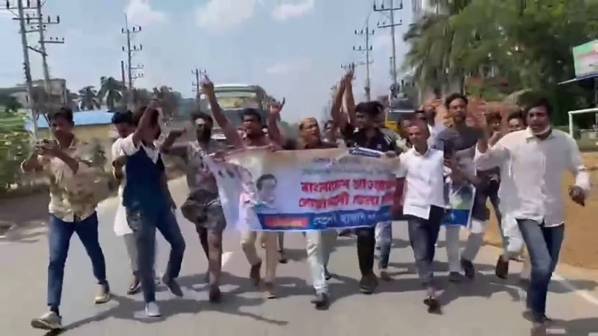 নোয়াখালীতে মহাসড়কে যুবলীগের ঝটিকা মিছিল, ভিডিও ফেসবুকে