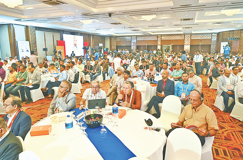 চাপে গণমাধ্যম, সংকটকালই
পরিবর্তনের বড় সুযোগ