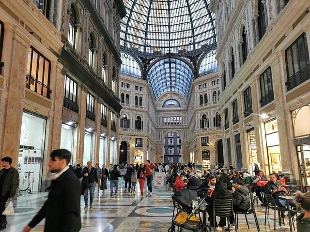 গ্যালেরিয়া উমবার্তো, কৌতূহলী পর্যটক এবং নগরীর নাগরিকেরা এখানে আসেন কেনাকাটা করতে এবং ইতালিয়ান কফির স্বাদ নিতে