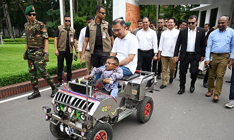 বিশেষ চাহিদাসম্পন্ন শিক্ষার্থীর বানানো ‘স্মার্ট কারে’ চড়লেন প্রধানমন্ত্রী