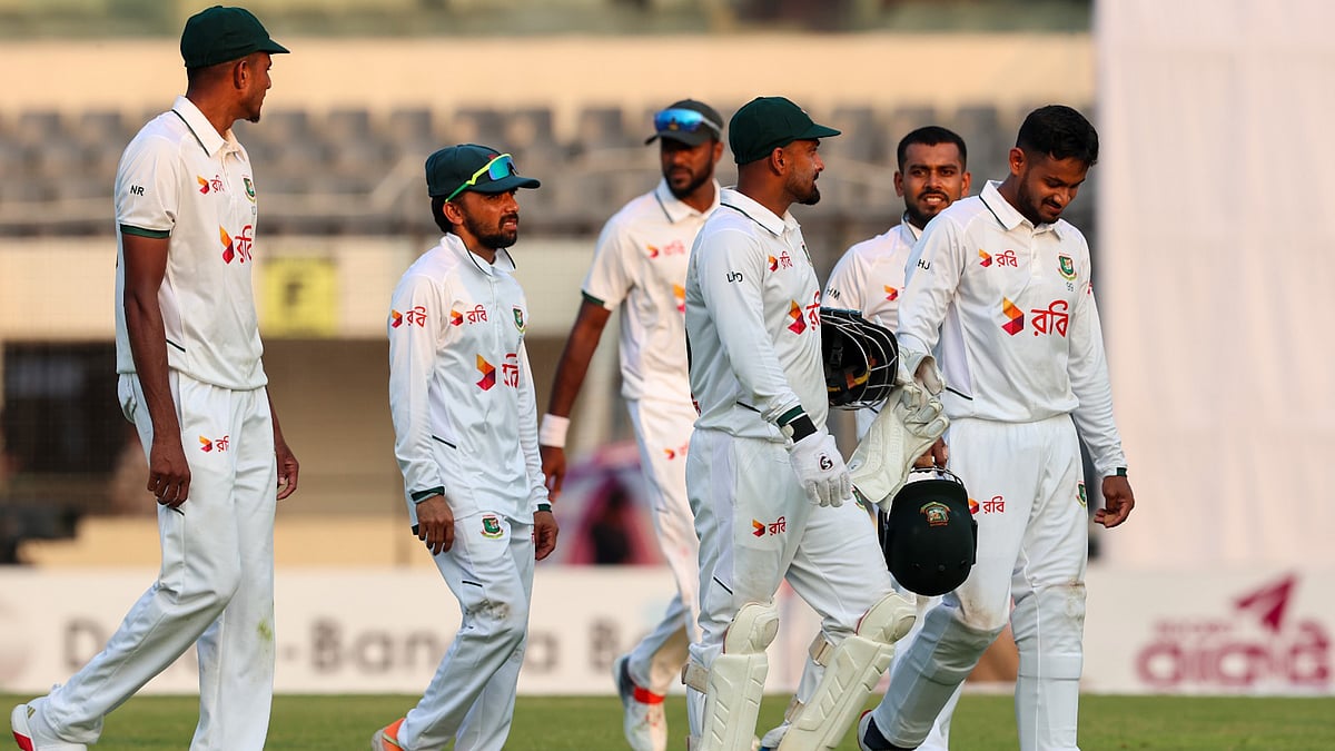 পাকিস্তানের বিপক্ষে টেস্টের দ্বিতীয় দিনে উল্টো পথে বাংলাদেশ