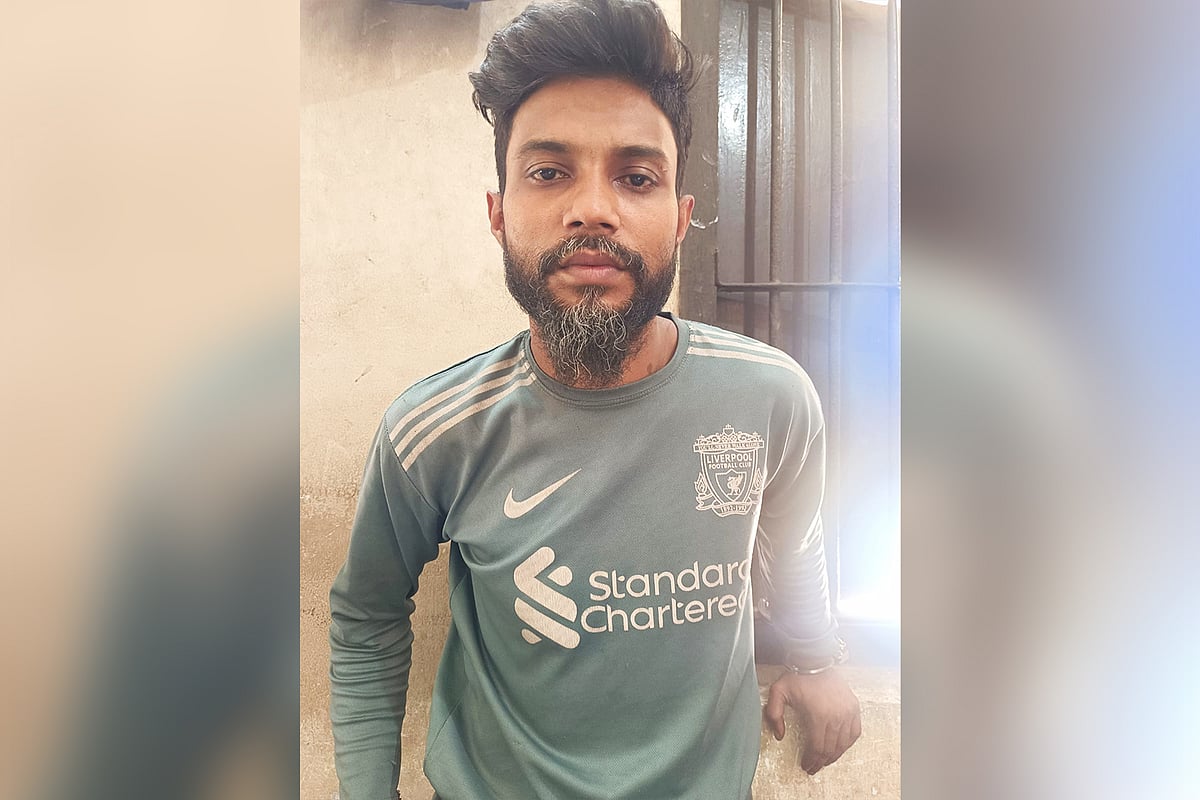 যাত্রী মনে করে পুলিশের মাইক্রোবাসে ডাকাতির চেষ্টা, গ্রেপ্তার ১