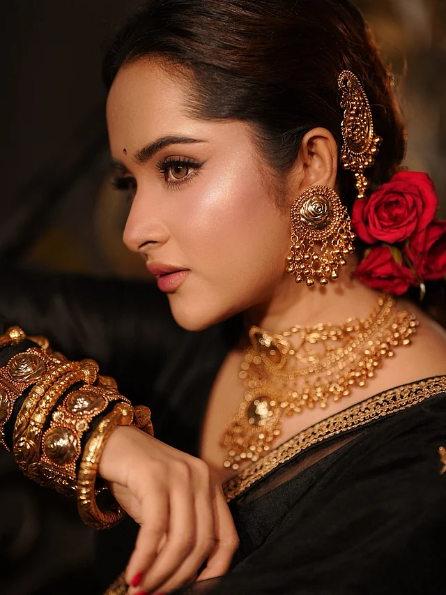 জমকালো দেশি প্রিন্সেস আমেজের গয়না পরেছেন পায়েল কানে, গলায় আর হাতে। 