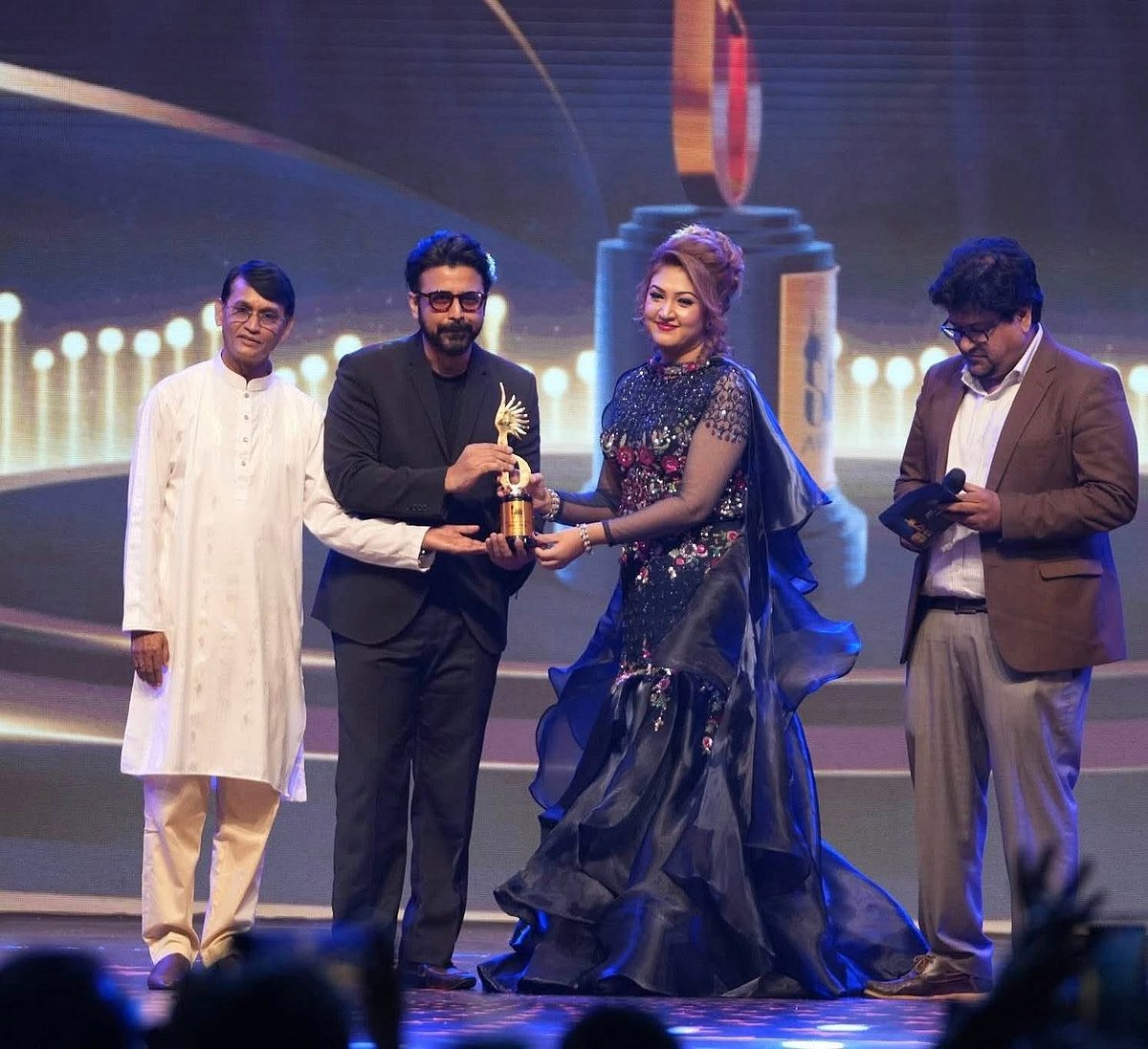 ‘দম’ সিনেমার জন্য পুরস্কার পেলেন নিশো-রনি, বাইফায় আরও পুরস্কার পেলেন যাঁরা