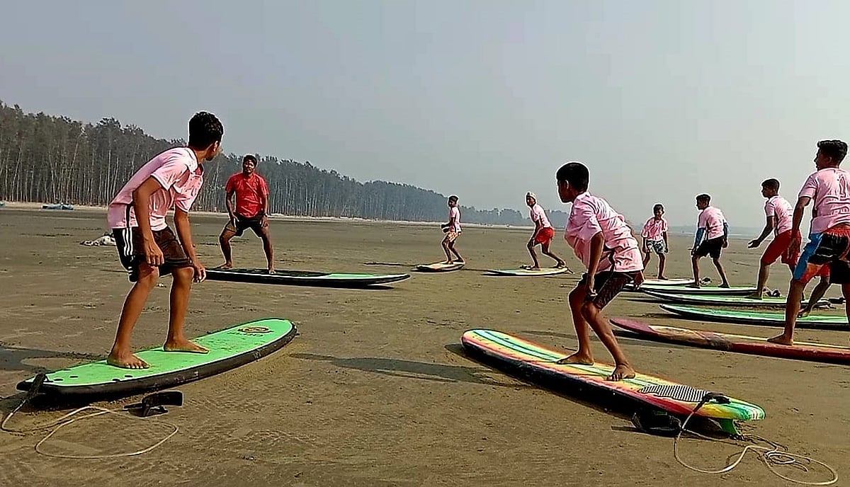 সার্ফিংকে পানির মতো সহজ করে তোলেন যে তরুণ