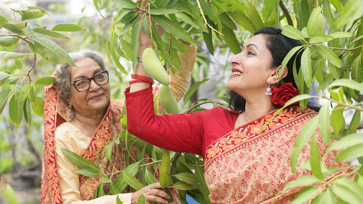 নাটকের ছেলেমেয়েদের' আম্মা চুমু খাচ্ছেন, দেখলে মন খারাপ হয় | প্রথম আলো