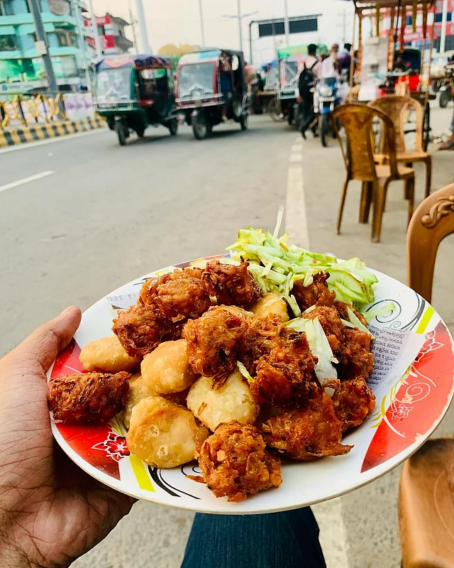অনেক দোকানে একই তেল বারবার গরম করে ভাজা হয়
