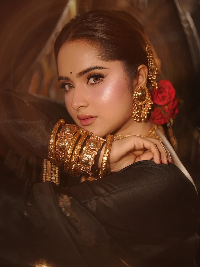 টেনে দেওয়া আইলাইনার, লেন্স আর খুব হালকা সফট স্মোকি চোখের সাজ এনেছে ড্রামা। 