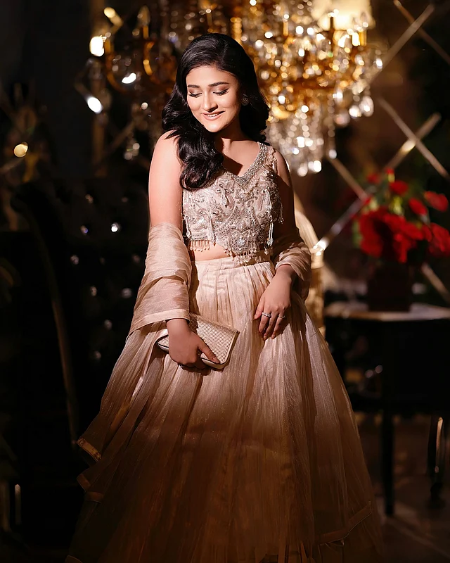 ্পেল পিচ লেহেঙ্গায় মোহনীয় মালাইকা চৌধুরী। সঙ্গে ম্যাচিং ক্লাচ। 