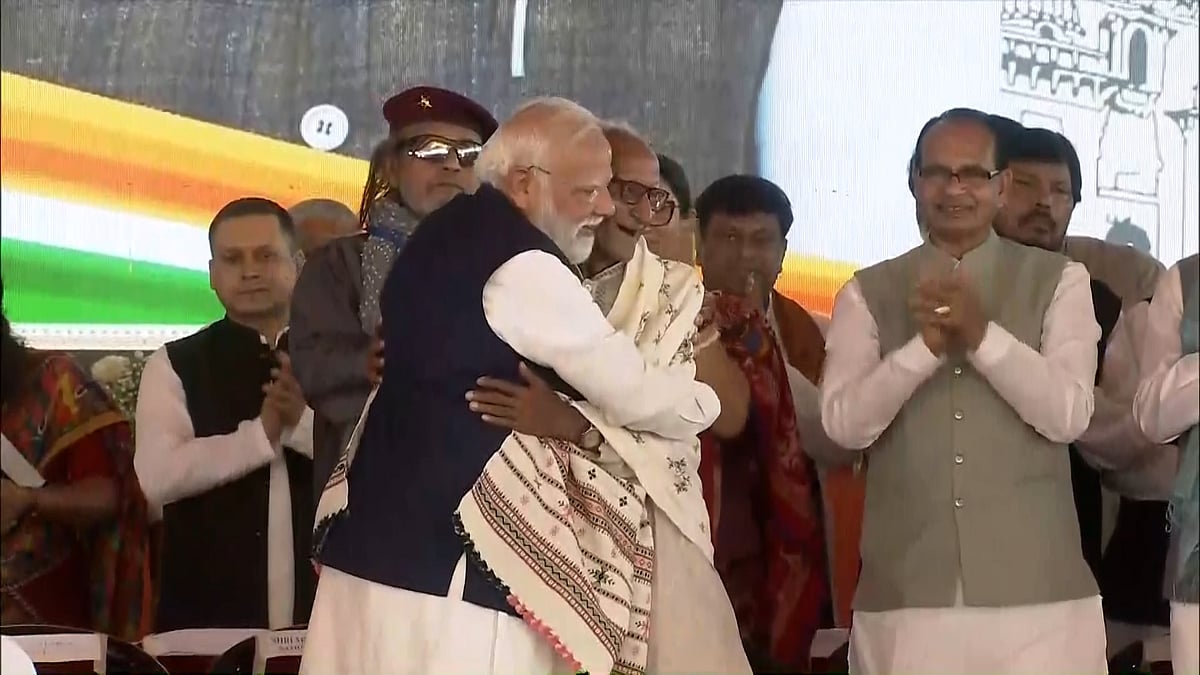 ৯৭ বছর বয়সী বিজেপি নেতার পা ছুঁয়ে আশীর্বাদ নিলেন মোদি
