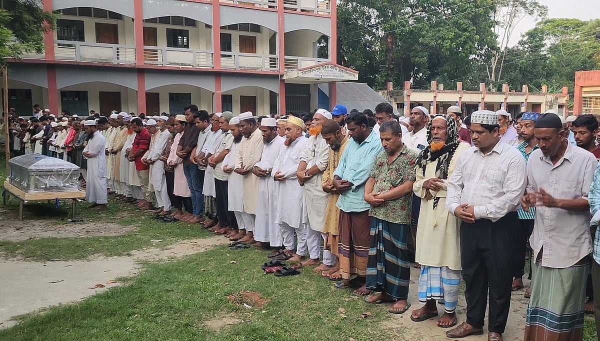 মাদারীপুরে জানাজা শেষে দাদা-দাদির কবরের পাশে চিরনিদ্রায় শায়িত হলেন বৃষ্টি