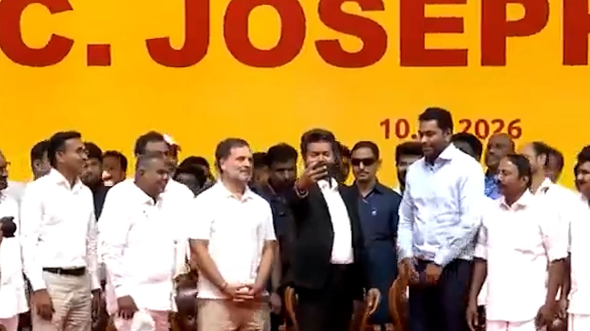 নিজের শপথ গ্রহণ অনুষ্ঠানের ভিডিও নিজেই ধারণ করলেন থালাপতি বিজয়