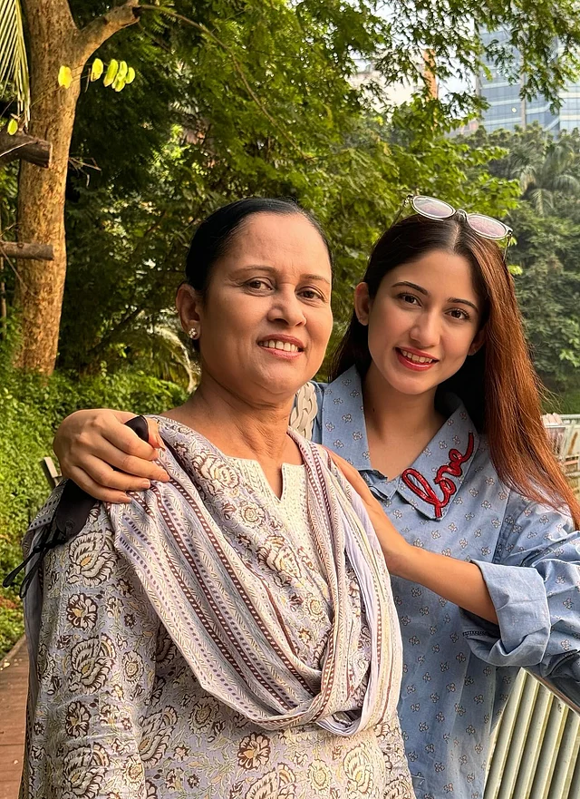 মায়ের সঙ্গে সাফা কবির