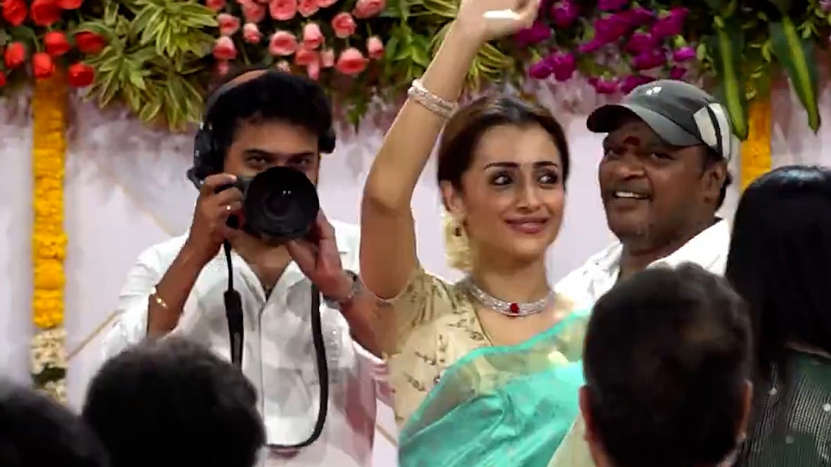 থালাপতি বিজয়ের শপথ অনুষ্ঠানে দেখা গেল অভিনেত্রী তৃষা কৃষ্ণানকে