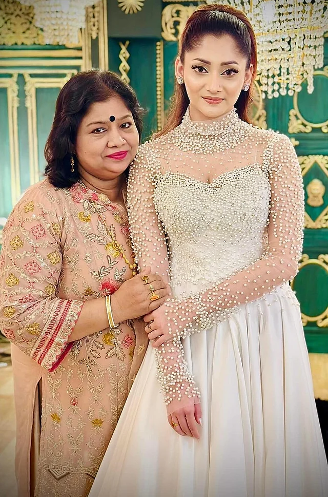 মা হারানোর শোক পূজা চেরীকে সবসময় আচ্ছন্ন করে 