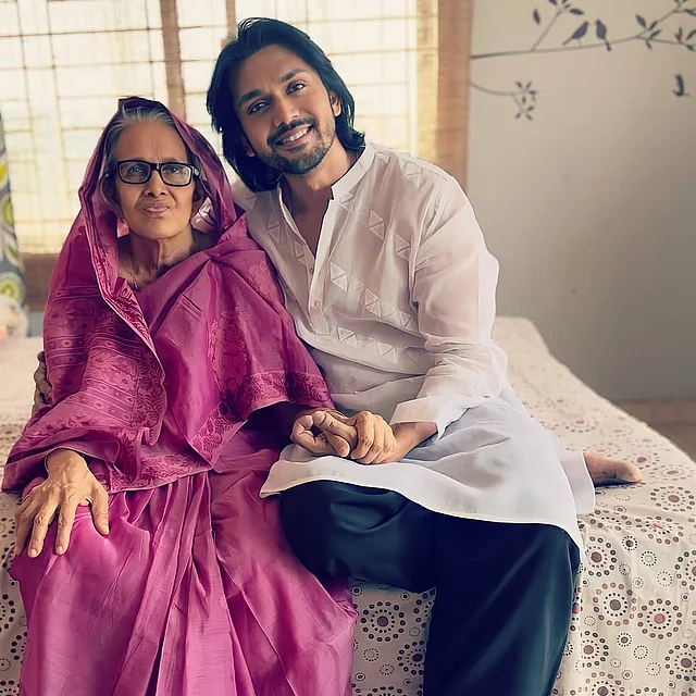 মাকে হারিয়ে আজও কাঁদেন আরিফিন শুভ 