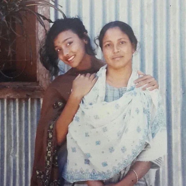 মায়ের সঙ্গে কিশোরী রুনা