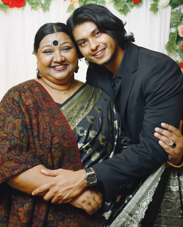 আরশ খান আর মায়ের আদুরে সম্পর্ক ছুঁয়ে যায় সবাইকে 