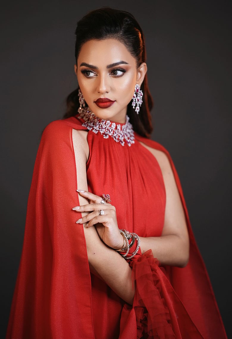বার্নিং রেড লুকে নুসরাত ফারিয়ার ঝলক 