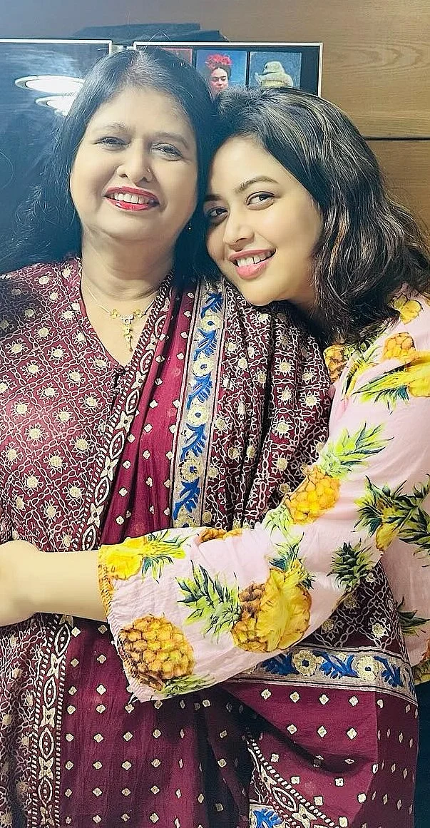 এমনিতে ড্যাডি'স গার্ল হলেও আশনা হাবিব ভাবনার কাছে মায়ের আদর খুব স্পেশাল 