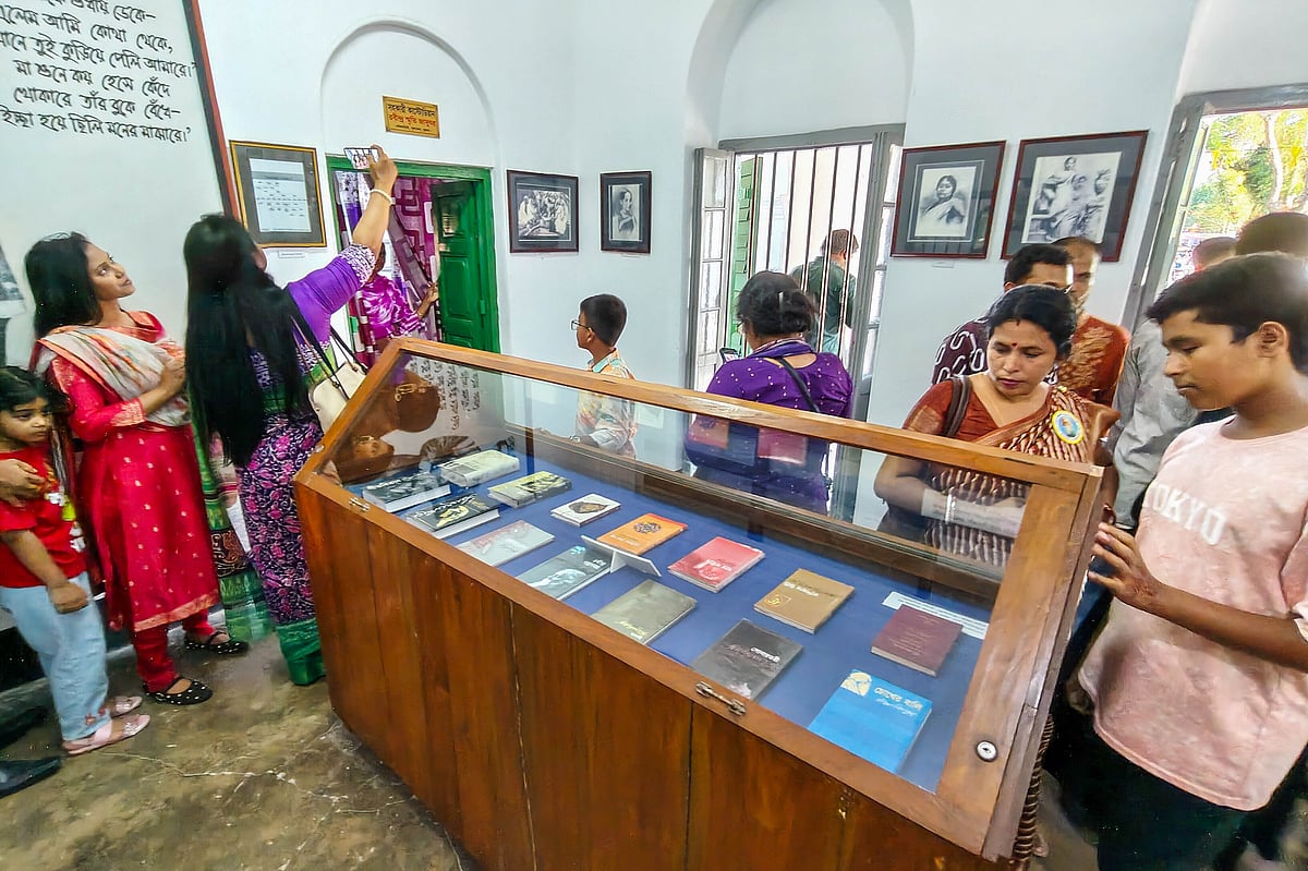 রবীন্দ্রস্মৃতির আঙিনায় মানুষের ঢল
