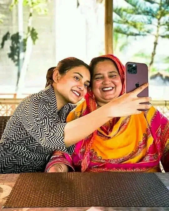 মায়ের সঙ্গে কাটে তাঁর অনেক আদুরে মুহূর্ত 