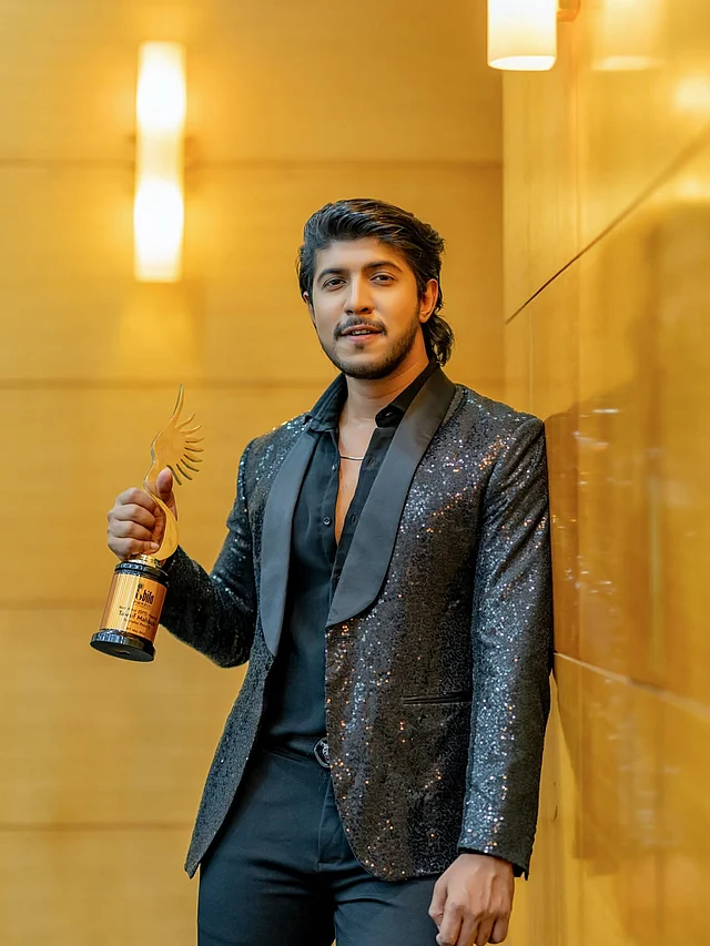 পুরস্কার হাতে তৌসিফ মাহবুব