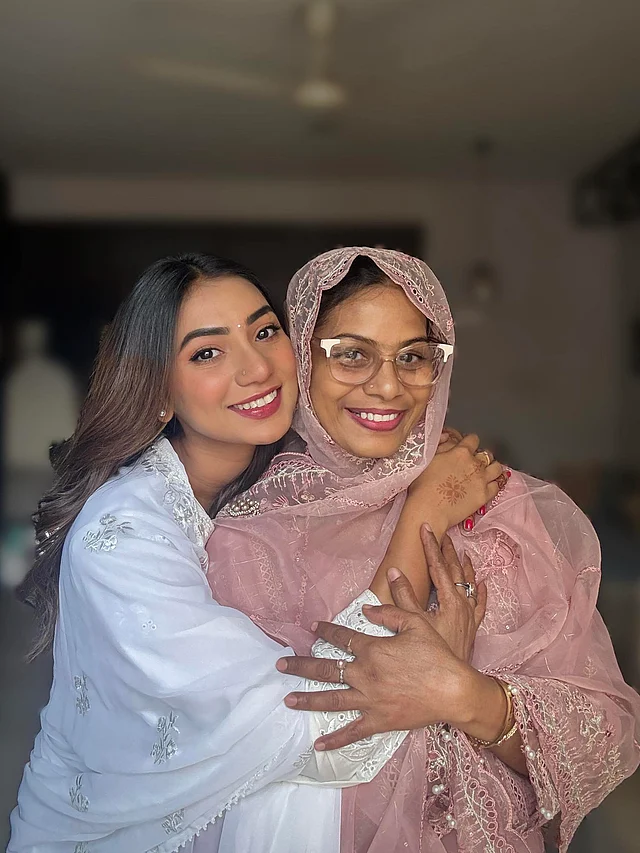 মায়ের আদরে ডুবে থাকেন সুনেরহ বিনতে কামাল 