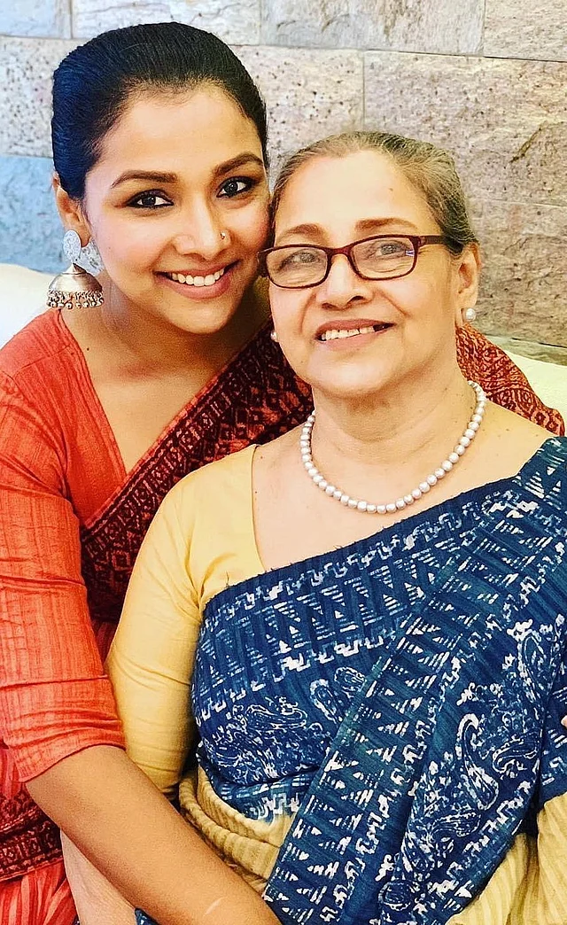 অভিনেত্রী রুনা খানের মায়ের সঙ্গে ছবিটি যেন দীপ্তি ছড়াচ্ছে 