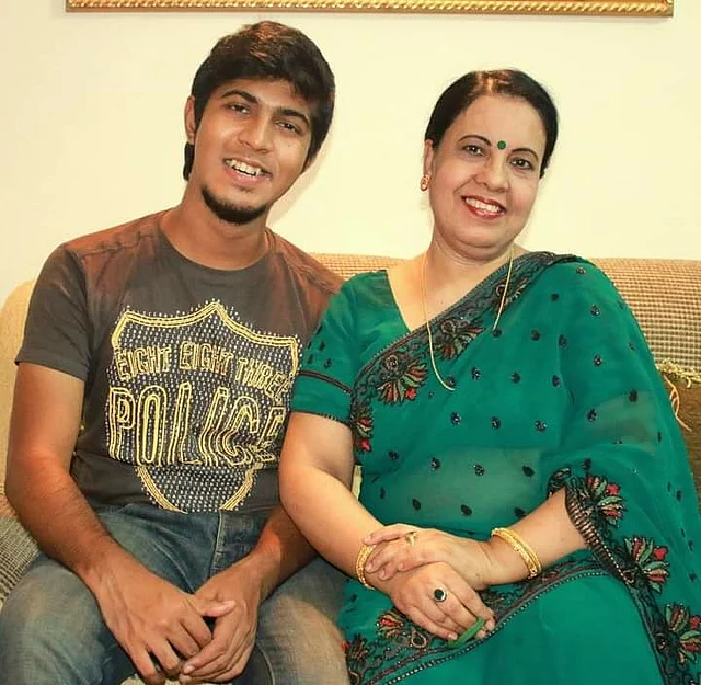 সংগ্রাম, বেকারত্ব, স্বপ্নভঙ্গের ভয়—সবকিছুর মধ্যেই যিনি ছায়ার মতো পাশে ছিলেন, তিনি তাঁর মা।
