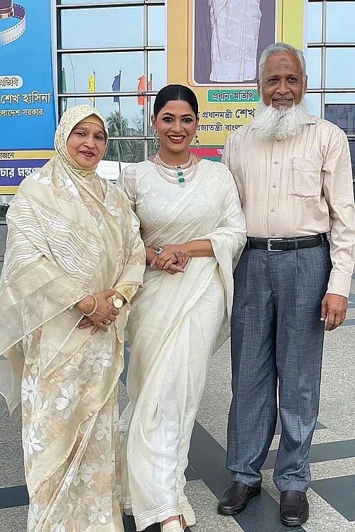 মা-বাবার সঙ্গে আজমেরী হক বাঁধন 