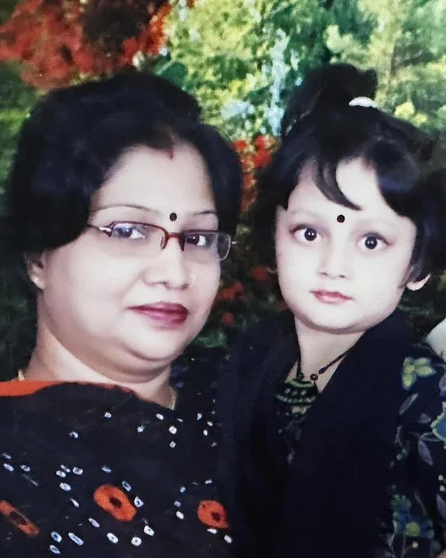 মায়ের কোলে ছোট্ট পূজা 