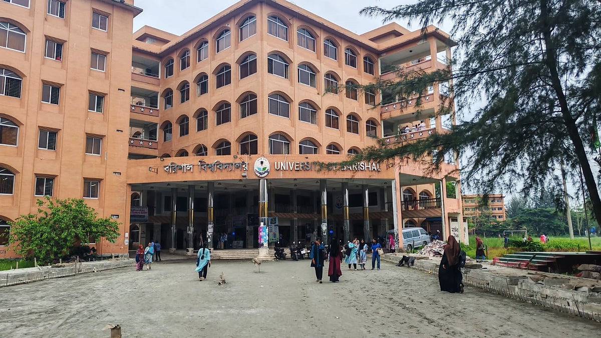 বরিশাল বিশ্ববিদ্যালয়ে এবার উপাচার্যকে অবাঞ্ছিত করে কমপ্লিট শাটডাউন ঘোষণা