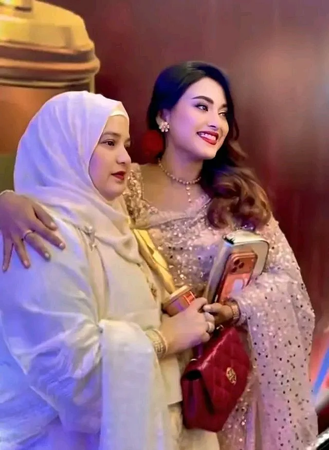 তানজিম তটিনীর সঙ্গে তাঁর বিউটিফুল মাকে দেখা যাচ্ছে এক অ্যাওয়ার্ডসের অনুষ্ঠানে 