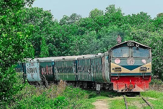 চট্টগ্রাম বিশ্ববিদ্যালয়ের শাটল ট্রেনে নিষিদ্ধ ছাত্রলীগের পোস্টার, ভিডিও ভাইরাল