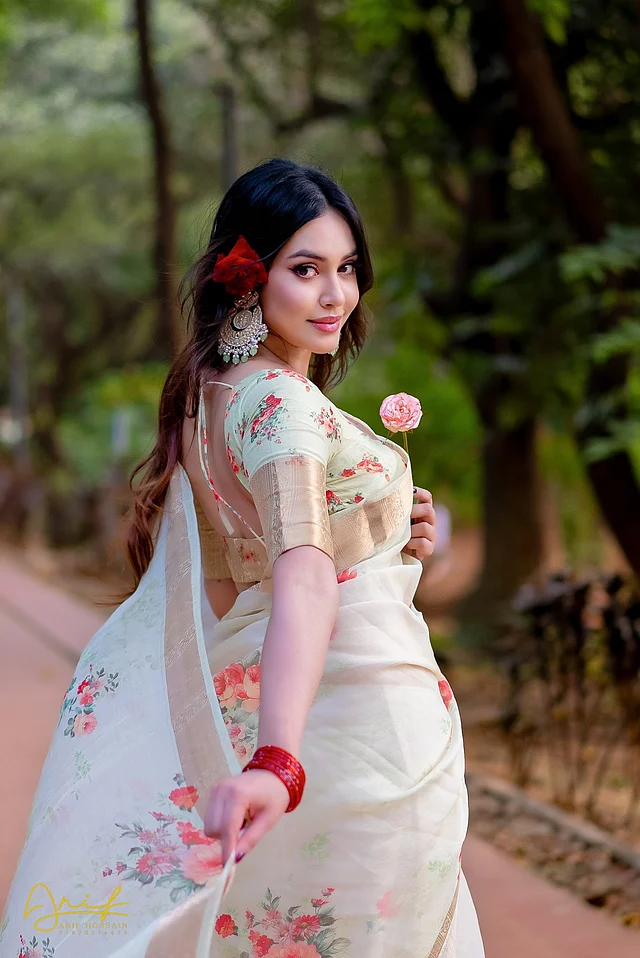 ফুলেল প্রিন্টের সাদা অরগাঞ্জা শাড়িতে মোহ্নীয় মিম