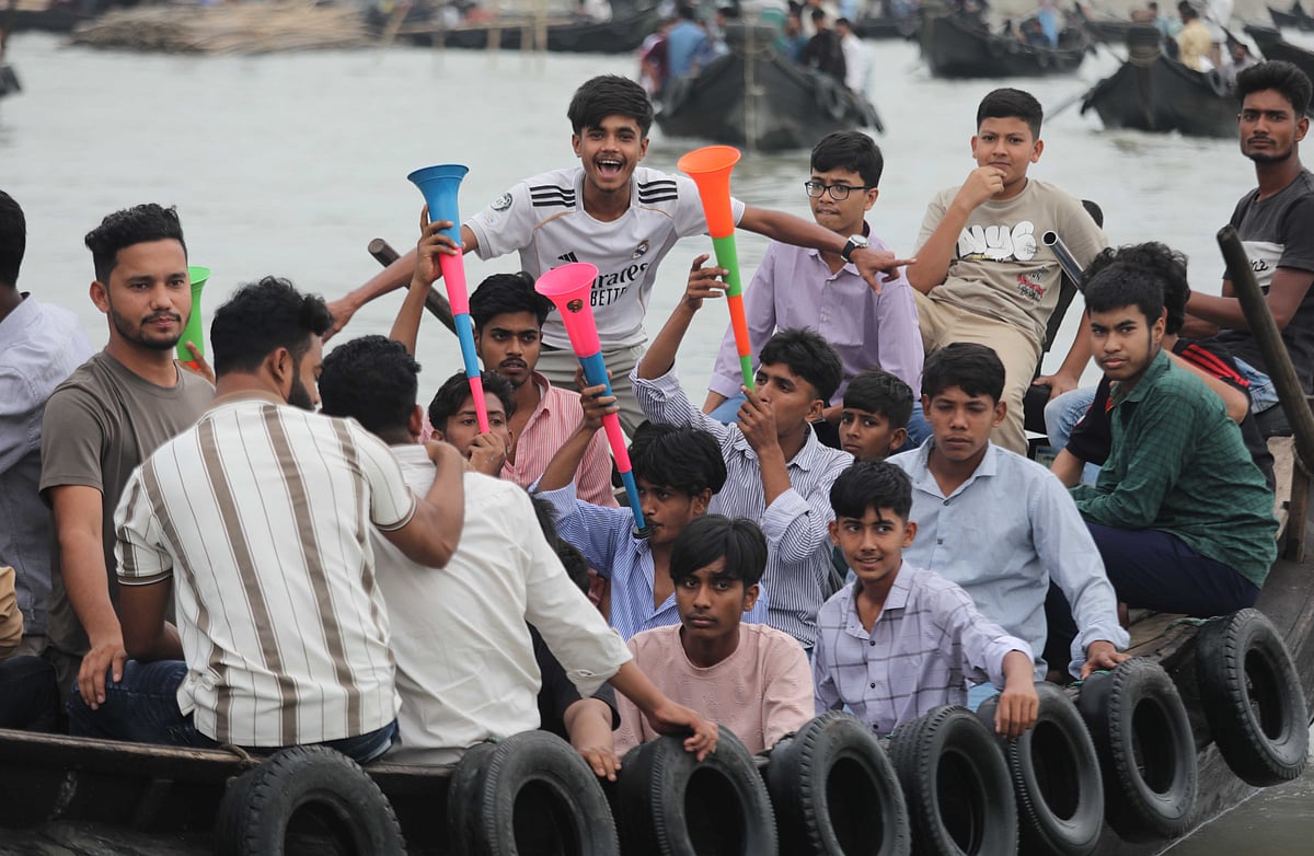 ভেঁপু বাজাচ্ছেন তরুণেরা 