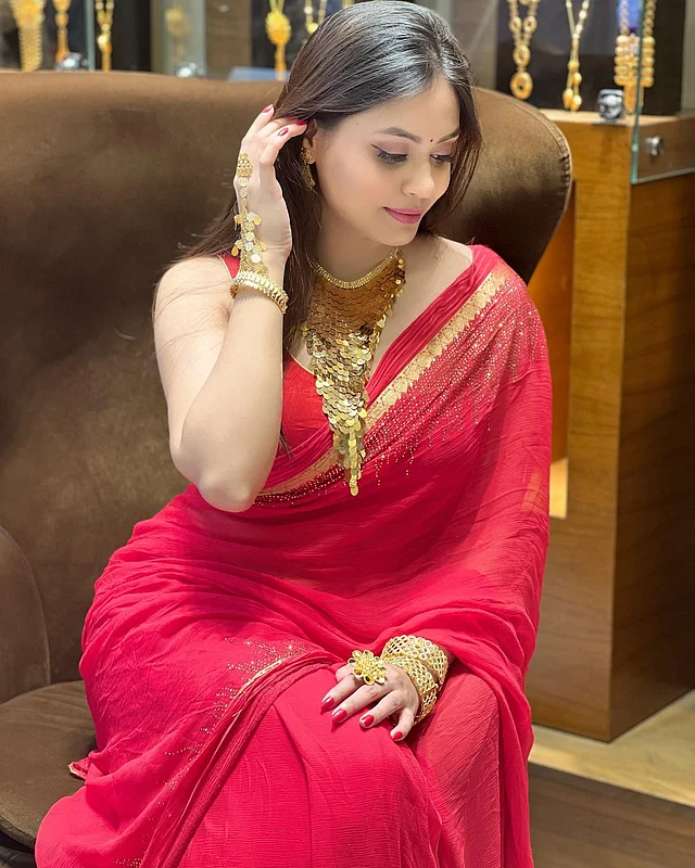 জরীপাড়ের লাল শারির সঙ্গে নজরকাড়া নেকপিস পরেছেন মিম এখানে চেইনমেইল ডিজাইনের 