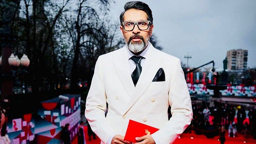 রুশ অনেক দর্শক যাত্রার নাচের দৃশ্য দেখে শিস দিচ্ছিলেন
