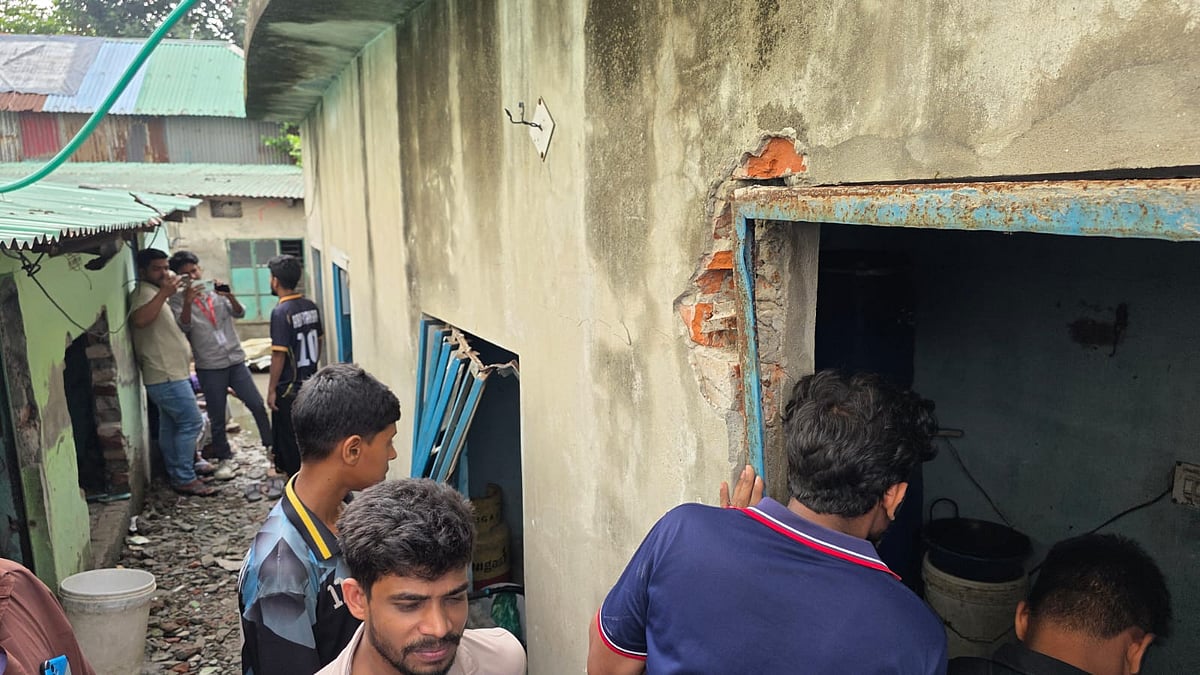 ফতুল্লায় গ্যাসের লিকেজ থেকে বিস্ফোরণ, বাবার সঙ্গে দগ্ধ তিন ছেলে