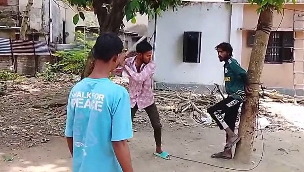 রাজশাহীতে চুরির অভিযোগে তরুণকে গাছে বেঁধে মারধর, ভিডিও ভাইরাল