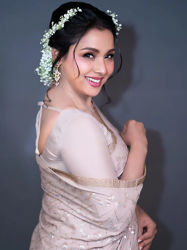 ম্যাচিং ব্লাউজে স্ট্রিং দেওয়া ব্যাকলেস লুক নজর কাড়ছে 