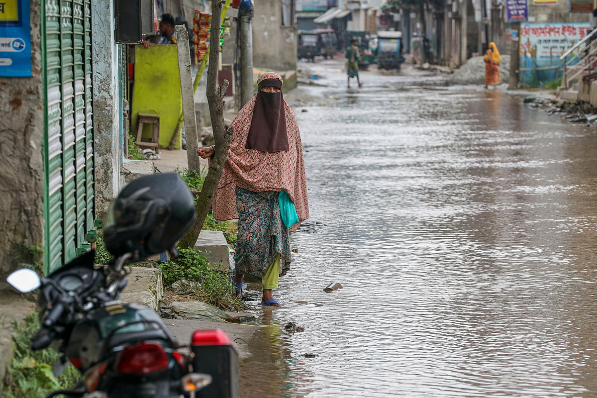 জলাবদ্ধতায় জিম্মি জনজীবন