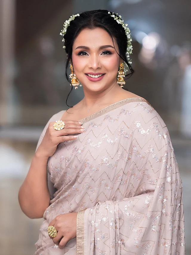 দুই হাতে দুটি বড় গোল স্টেটমেন্ট আংতি পরেছেন রুনা। সব মিলিয়ে সাজপোশাক হয়েছে পারফেক্ট