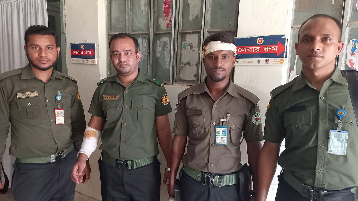 রামগড়ে অভিযানে হামলা, ফাঁকা গুলি–রাবার বুলেট, ইউএনও–ওসিসহ আহত ১৫