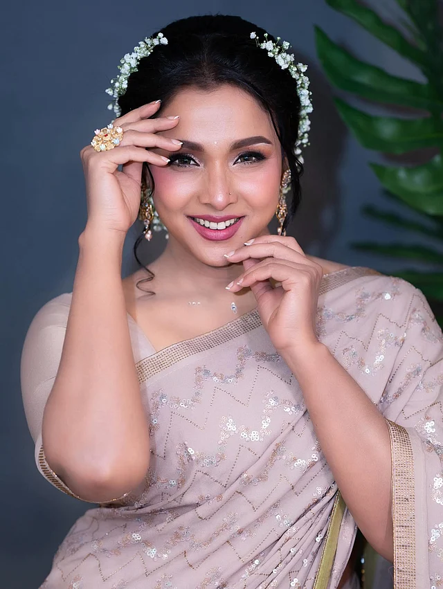 চোখে সফট লাইনে আইলাইনার ও মাসকারার সাজ। স্মোকি ভাব নেই। বরং রিফ্রেশিং আমেজে কিছুটা শিমারের ব্যবহার আছে 