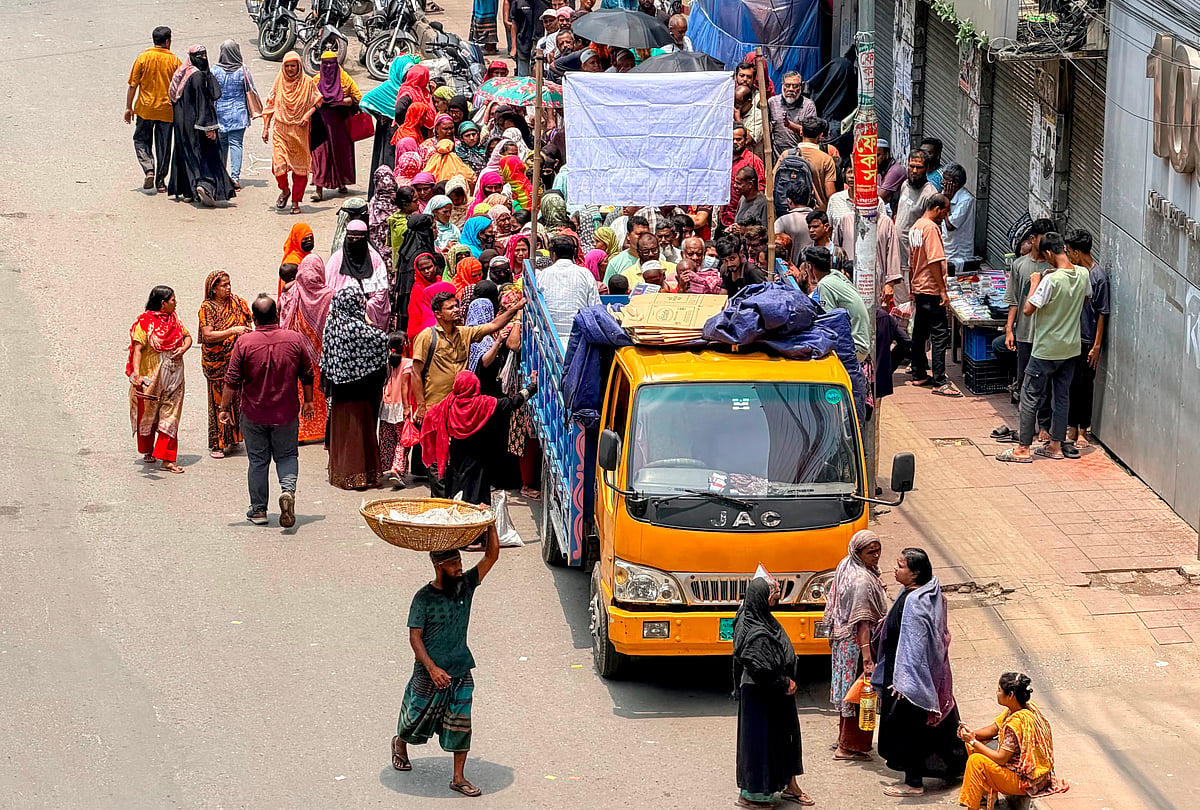 ‘এই ট্রাক থাইক্যা যদি একটু চাল আর ডিম সস্তায় দিত’